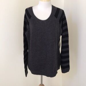 NWT! YOKI Size 1X charcoal / Black crew sweater .